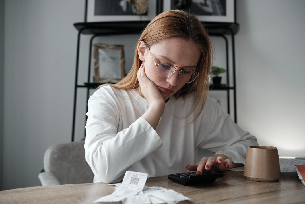 O custo de vida está mesmo a deixar os jovens mais tristes. E mais longe do ensino superior