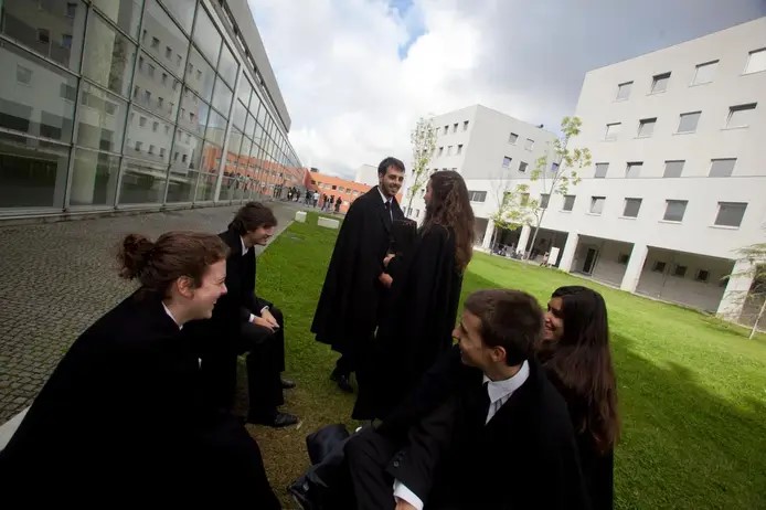 “Com quartos para estudantes a 500€ só nos resta armar a tenda”: Federação Académica do Porto denuncia falta de alojamento estudantil